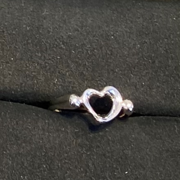 Tiffany & Co.Elsa peretti Open Heart Ring +pouch box Authentic size4.⭐️⭐️⭐️⭐️ - Picture 17 of 17